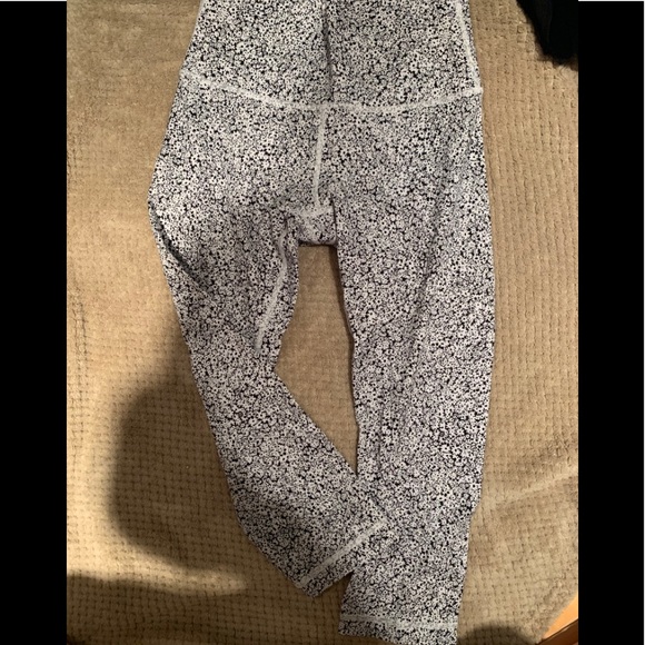 Cropped lulu lemon leggings. - Picture 1 of 2